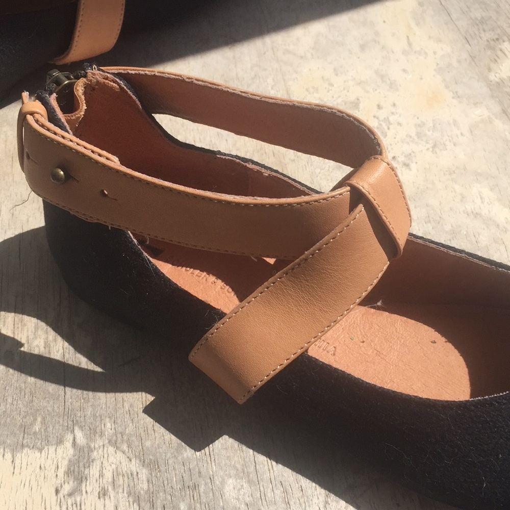 Women’s leather shoes, size 6